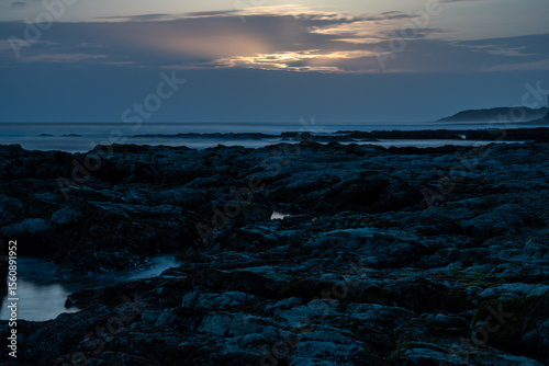 御前崎海岸の鬼の洗濯岩と夕日の風景（静岡県・日本） / Oni no Sentakuiwa Rocks and Sunset at Omaezaki Coast, Shizuoka, Japan