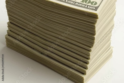 Los billetes se amontonan haciendo un fajo