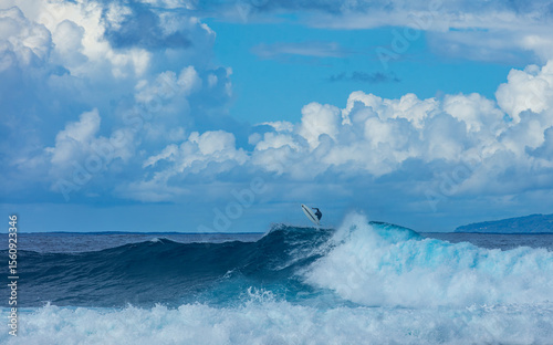 Rider surfer en Polynésie