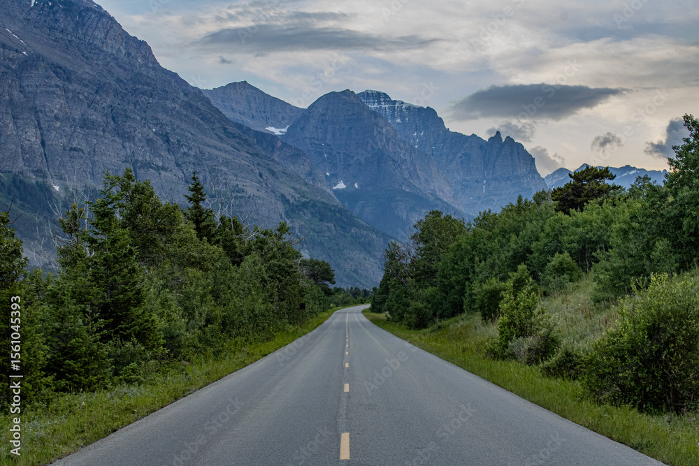 Naklejka premium Going to the sun road in the mountains