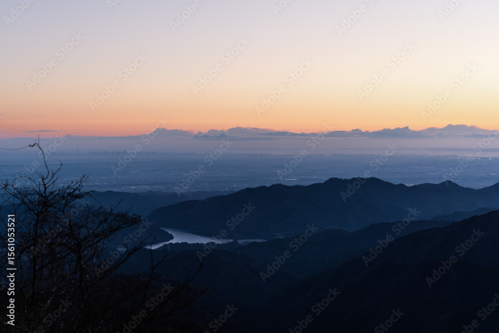 Fototapeta premium 丹沢主脈から見た宮ヶ瀬湖の朝焼け