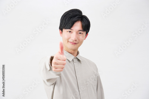 男性　20代　グッドサイン　白背景