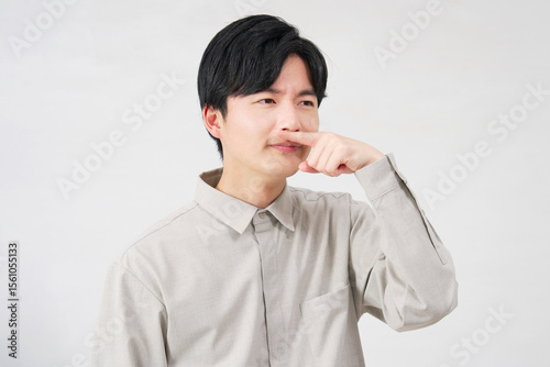 男性　鼻炎　20代　白背景
