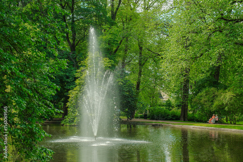 Photography Summer Fountain and Pond in Oslo's Slottparken 오슬로 슬로트파르켄의 여름 분수와 연못