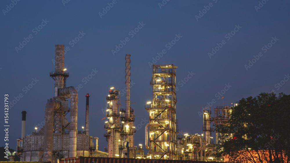 Obraz premium Oil refinery gas petrol plant industry with crude tank, gasoline supply and chemical factory. Petroleum barrel fuel heavy industry oil refinery manufacturing factory plant. Refinery industry concept
