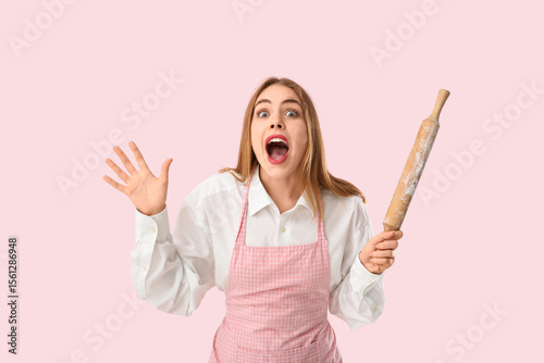Surprised young woman in ap...