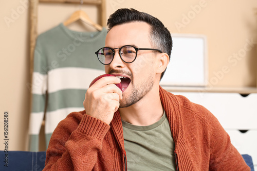 Handsome man eating apple i...