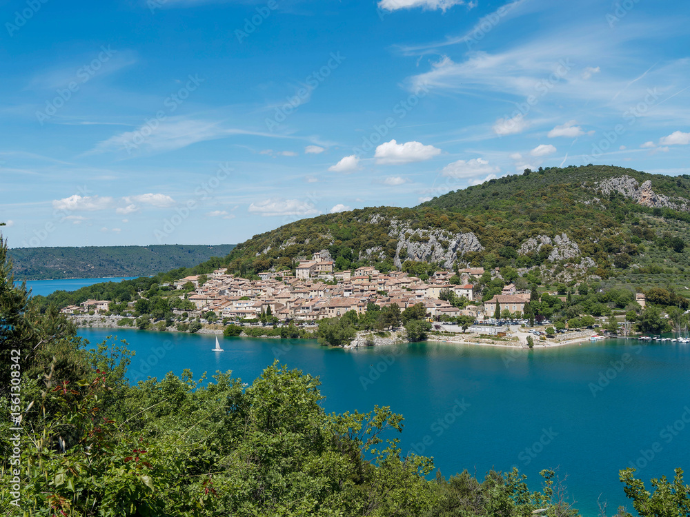 Fototapeta premium Bauduen, village touristique avec sa plage au bord du Lac de Sainte-Croix dans les Alpes de Haute Provence, au pied des gorges du Verdon et son parc régional. 
