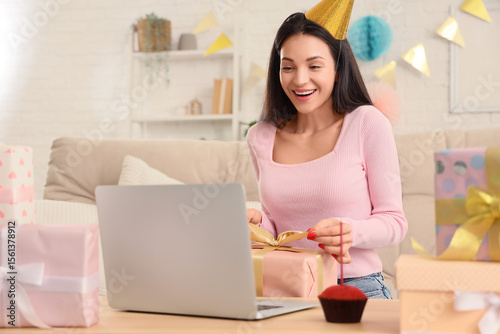 Happy young woman in party ...