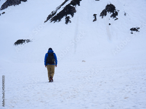 観光名所立山黒部アルペンルートの室堂の雪原と観光客の姿