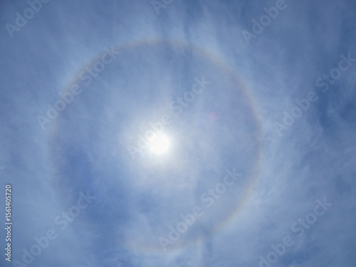 青空と太陽の日傘の風景