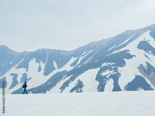 観光名所立山黒部アルペンルートの室堂の雪原と観光客の姿