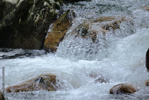 川の水と岩と飛沫