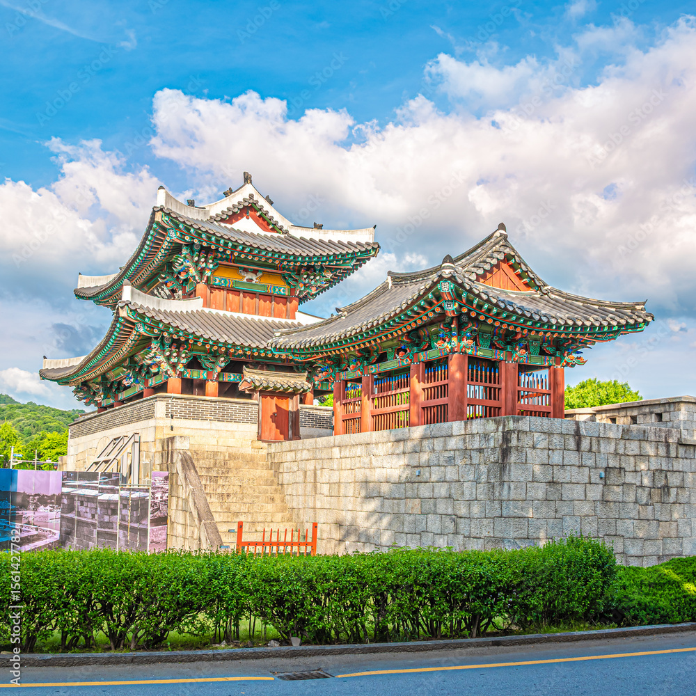 Obraz premium View at the Pungnammun Gate in the streets of Jeonju Hanok Village in South Korea