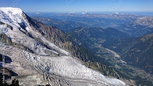 Le glacier des bossons dans les alpes avec la ville de Chamonix en contrebas