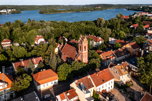 Mrągowo z lotu ptaka - widok na stare miasto i jezioro Czos