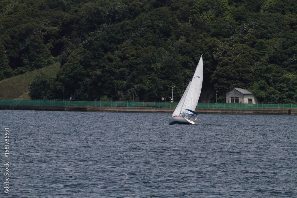 Obraz premium 海に浮かぶヨット