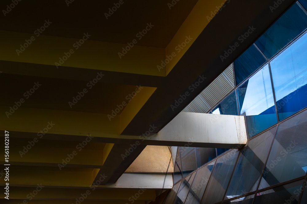 Obraz premium Modern architecture featuring angular glass and concrete structures with geometric patterns