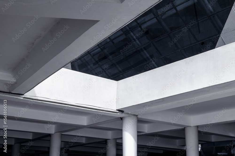 Fototapeta premium Modern architectural structure with geometric lines and reflections