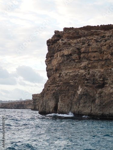 wzburzone morze przy skałach, Malta latem, rejs statkiem po morzu 