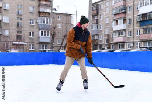 Canvas Print People skate and play ice hockey in the yard