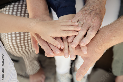 Generationen vereint – Hände von Jung bis Alt als Symbol für Familie und Zusammenhalt