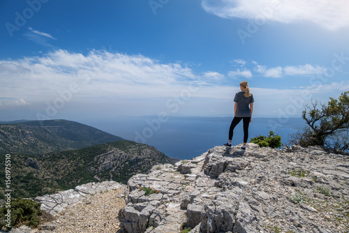 Young blonde woman hiking o...