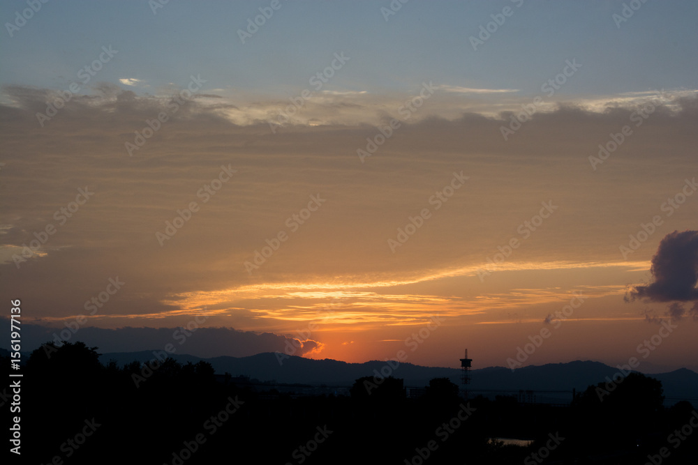 Naklejka premium 夕暮れのオレンジ色の美しい空