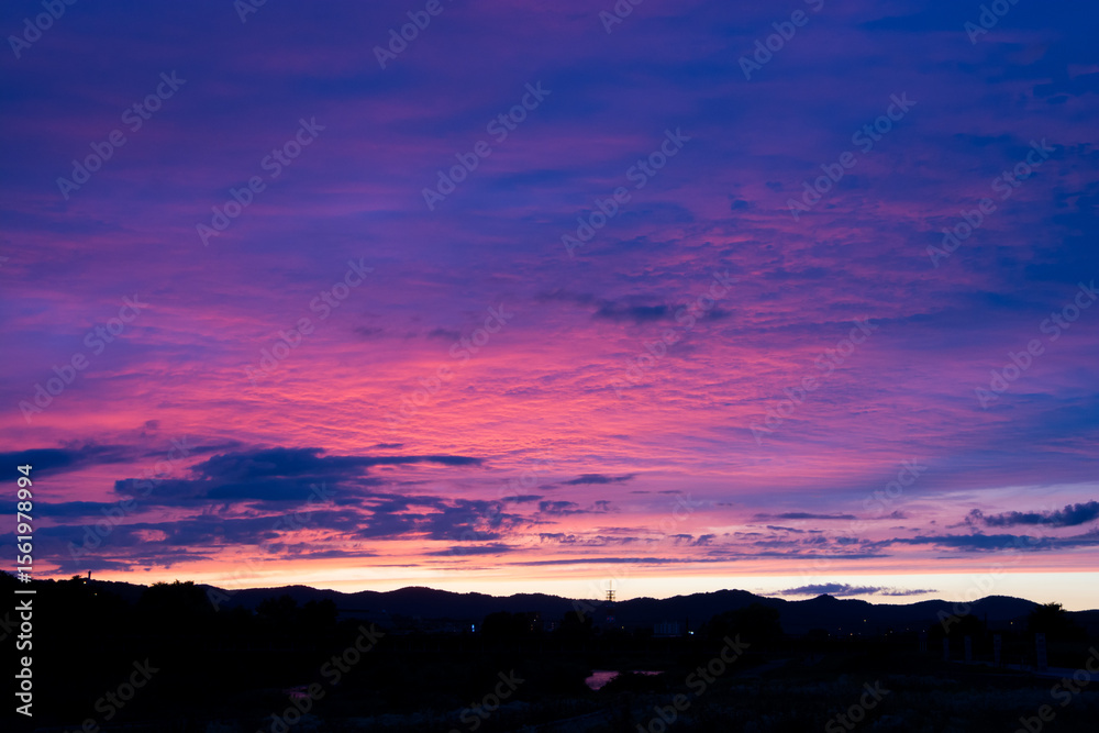 Fototapeta premium 美しい紫色の夕焼け空