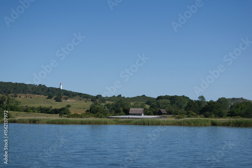 Leuchtturm auf Hiddensee vor blauem Himmel