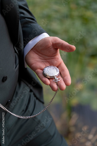 Hombre con un reloj con cadena
