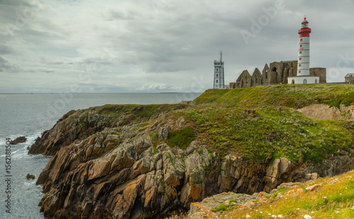 Le Phare de Saint-Mathieu  et les ruines de l'abbaye en Bretagne