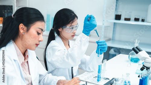 Fotografía Female scientists working together in a laboratory
