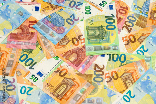 Viele Euro Geldscheine und Banknoten liegen zusammen auf einem Haufen