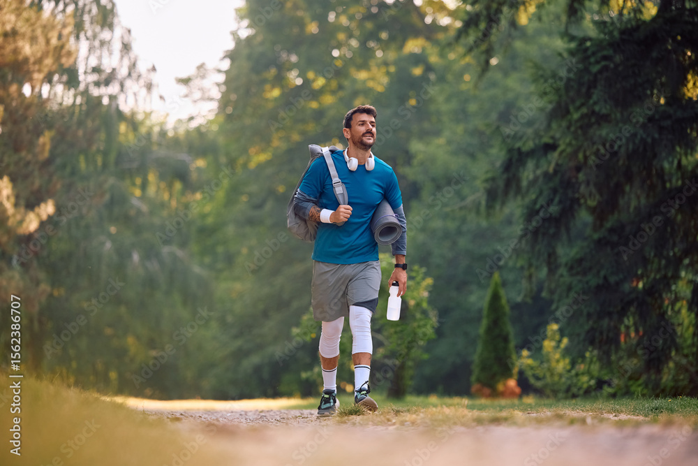Obraz premium Happy athletic man going on sports training in nature.