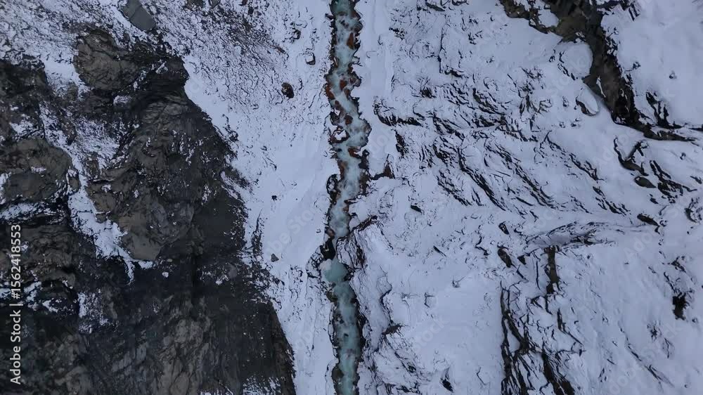 Vue aérienne d'un torrent de montagne