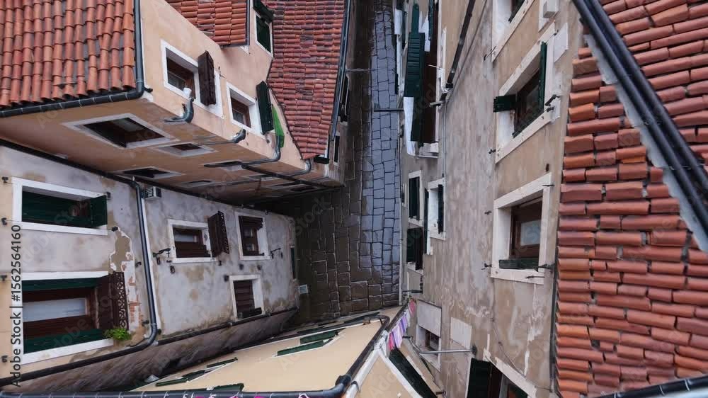 Cour intérieure d’immeubles anciens en contre-plongée