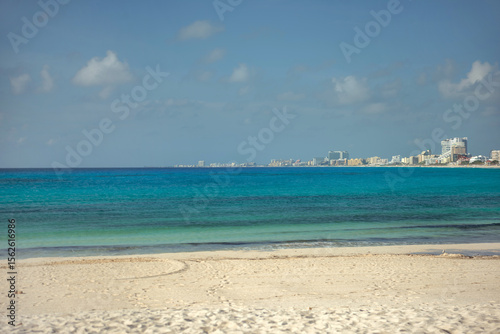 Fototapeta Naklejka Na Ścianę i Meble -  Sea shore on the Caribbean beach in the Zona Hoteleria in Cancun.