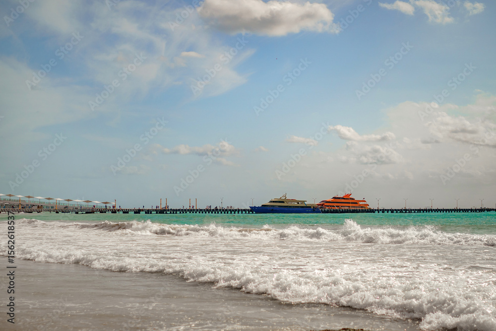 Fototapeta premium Sea shore on the Caribbean beach in the Zona Hoteleria in Cancun.