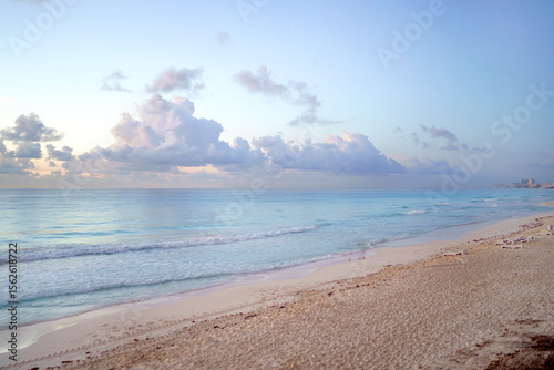 Fototapeta Naklejka Na Ścianę i Meble -  Sea shore on the Caribbean beach in the Zona Hoteleria in Cancun.