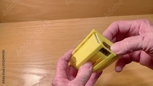 Utility knife blade dispenser