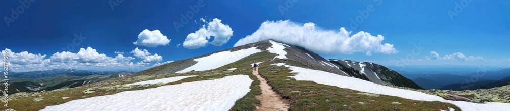 Obraz premium Panoramic view of a mountain peak with snow and a hiking trail