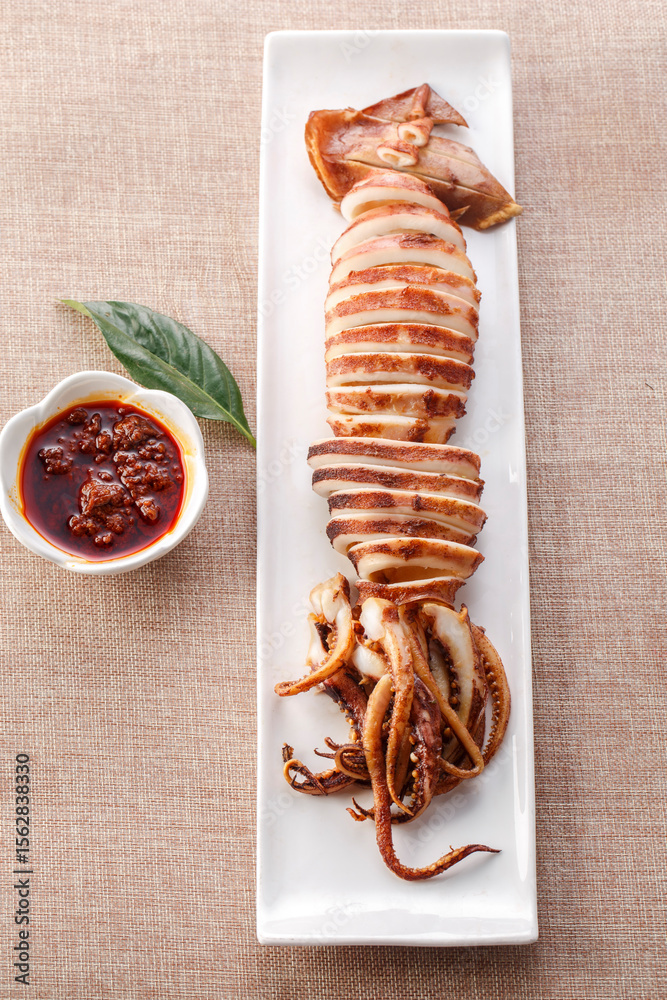 Φωτογραφία Japanese squid grilled on a plate with exquisite tableware
