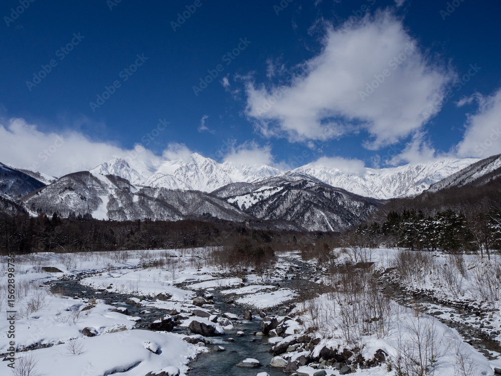 Fototapeta premium 青空と雪の北アルプス 長野県白馬村