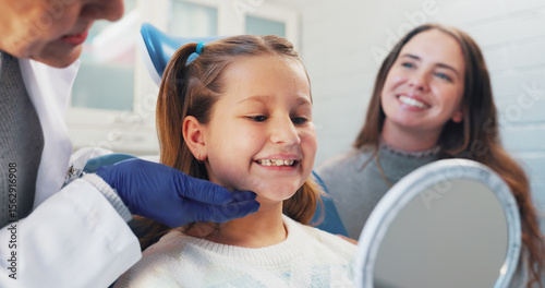 Quadro su tela Happy child, dentist and mirror for oral hygiene or teeth health with advice from orthodontist