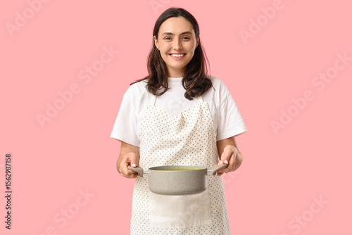 Young housewife holding coo...
