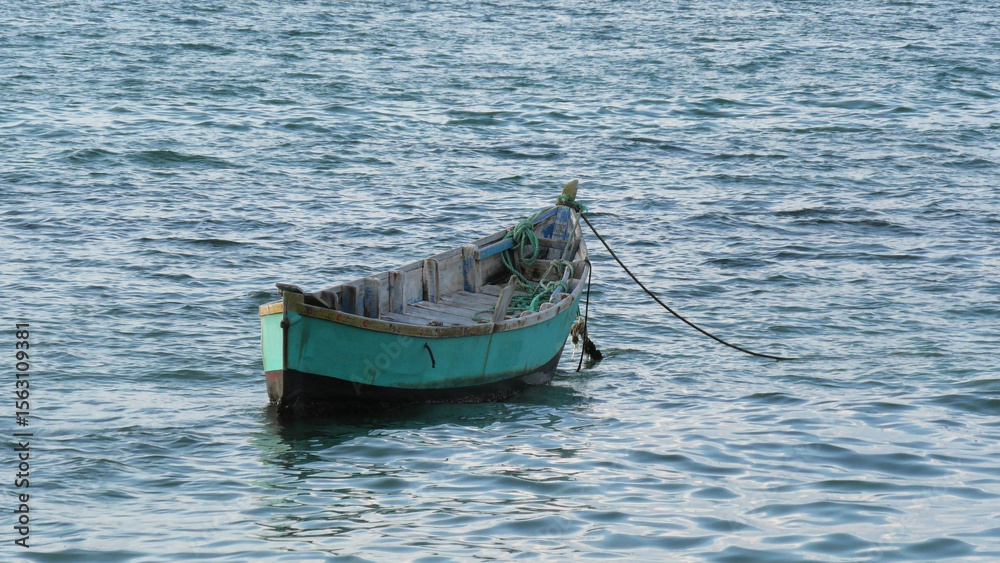 Obraz premium An isolated fishing boat anchored in the sea at Rameswaram, Tamil Nadu, India