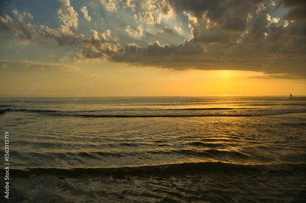 Obraz premium Sonnenuntergang in Hargen aan Zee in Nordholland