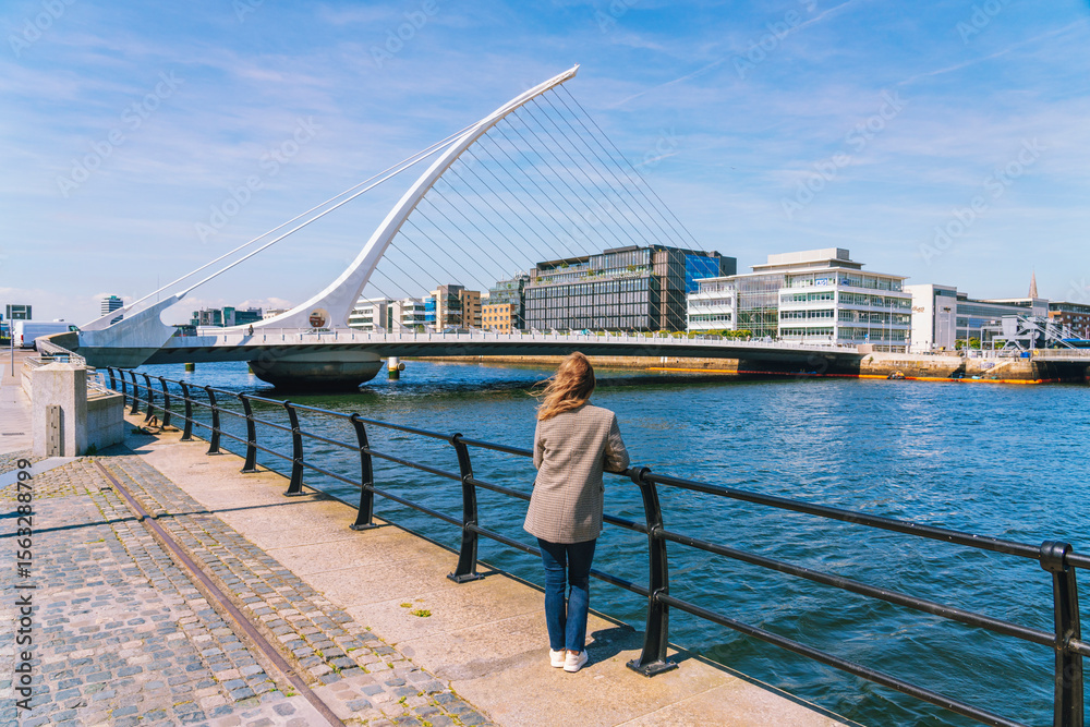 Obraz premium Woman looking at Samuel Beckett's bridge in Dublin Ireland