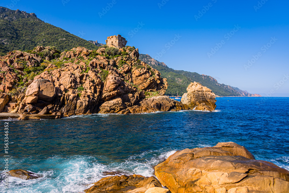 Φωτογραφία La tour génoise de Porto et ses rochers rouges en Corse du Sud en France